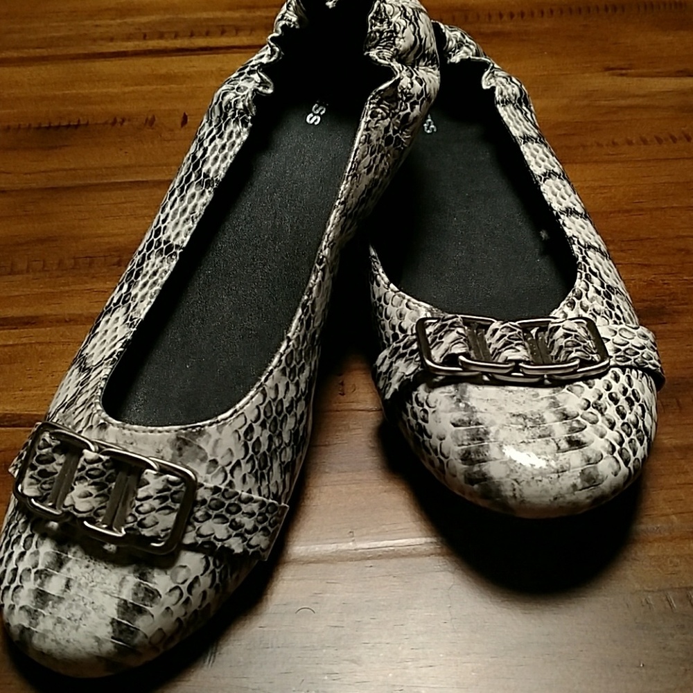 White & black snakeskin ballerina flats